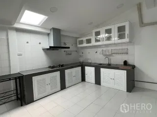 Casa adosada en alquiler de 3 habitaciones en Huai Khwang, Bangkok