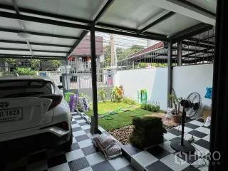 Casa adosada en alquiler de 3 habitaciones en Huai Khwang, Bangkok