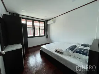 Casa adosada en alquiler de 3 habitaciones en Huai Khwang, Bangkok