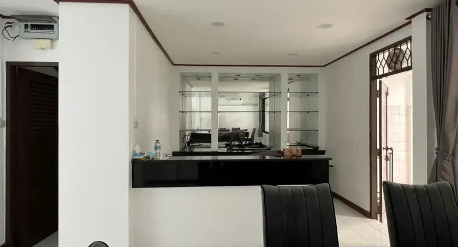 Casa adosada en alquiler de 3 habitaciones en Huai Khwang, Bangkok