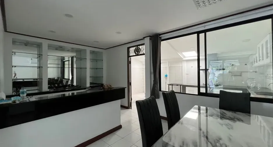 Casa adosada en alquiler de 3 habitaciones en Huai Khwang, Bangkok