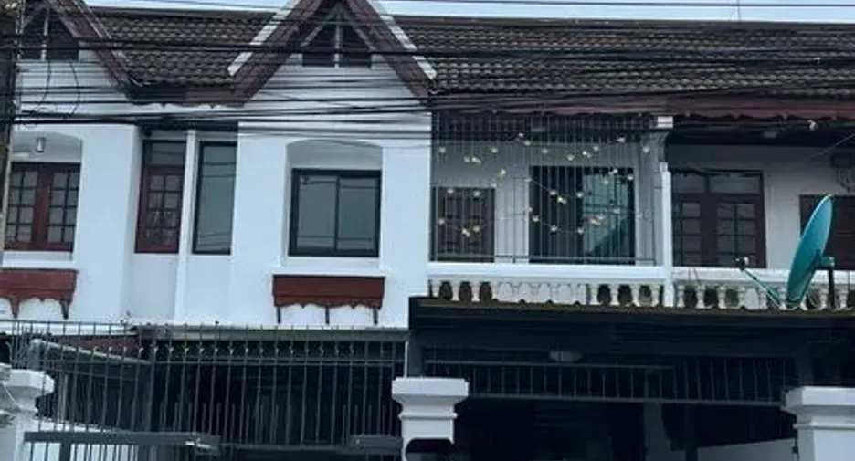 Casa adosada en alquiler de 3 habitaciones en Huai Khwang, Bangkok