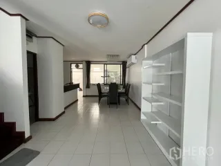 Casa adosada en alquiler de 3 habitaciones en Huai Khwang, Bangkok
