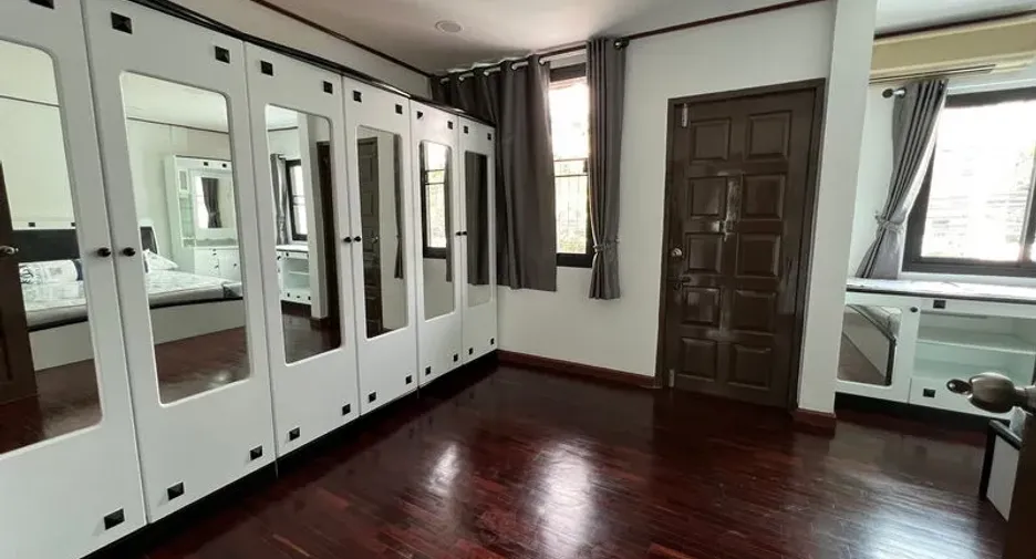 Casa adosada en alquiler de 3 habitaciones en Huai Khwang, Bangkok