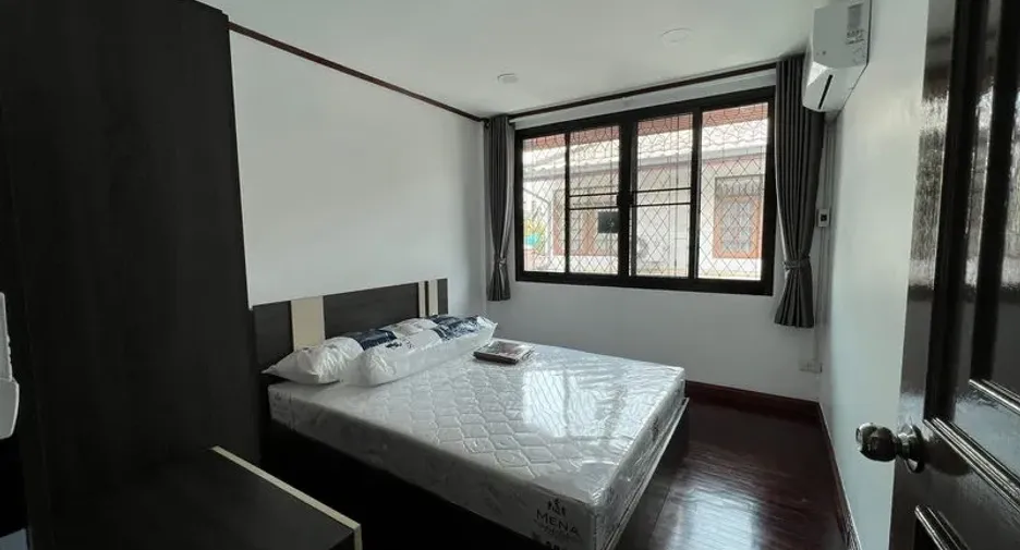 Casa adosada en alquiler de 3 habitaciones en Huai Khwang, Bangkok