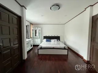 Casa adosada en alquiler de 3 habitaciones en Huai Khwang, Bangkok