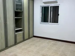 For rent 5 bedrooms townhouse in Huai Khwang, Bangkok