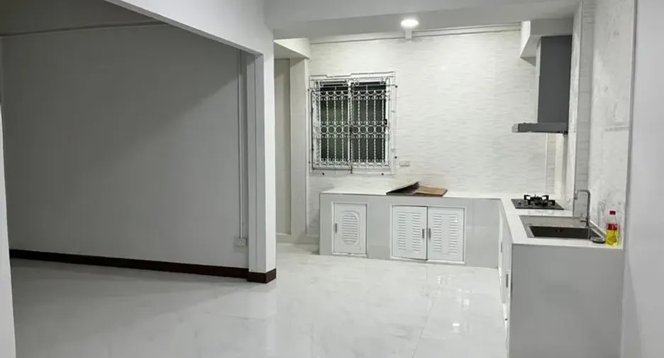 For rent 5 ベッドルーム townhouse in Huai Khwang, Bangkok
