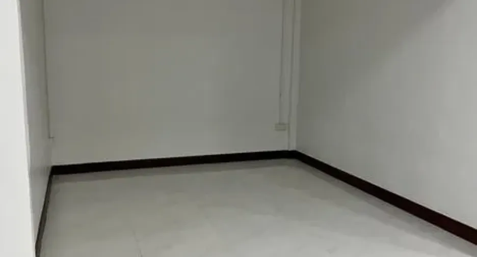 For rent 5 ベッドルーム townhouse in Huai Khwang, Bangkok