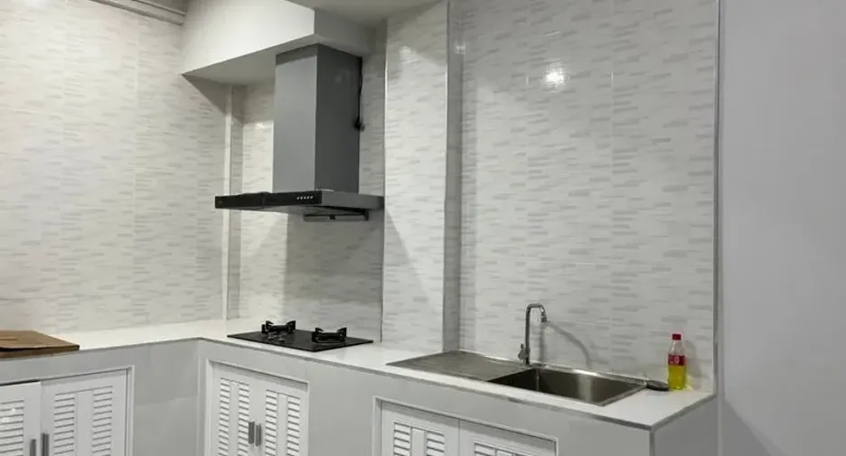 For rent 5 ベッドルーム townhouse in Huai Khwang, Bangkok