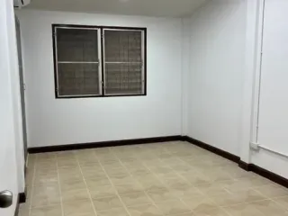 For rent 5 bedrooms townhouse in Huai Khwang, Bangkok