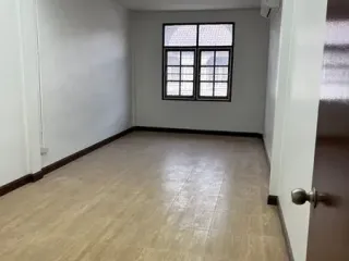 For rent 5 bedrooms townhouse in Huai Khwang, Bangkok