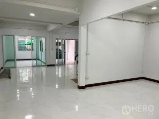For rent 5 bedrooms townhouse in Huai Khwang, Bangkok