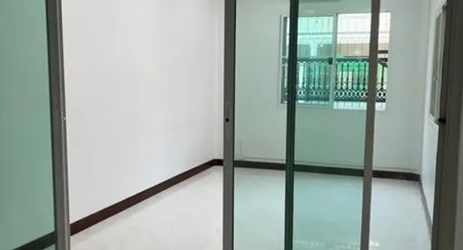 For rent 5 ベッドルーム townhouse in Huai Khwang, Bangkok