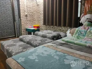 For sale 3 bedrooms townhouse in Bang Phlat, Bangkok