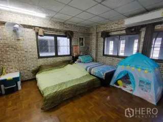 For sale 3 bedrooms townhouse in Bang Phlat, Bangkok