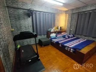 For sale 3 bedrooms townhouse in Bang Phlat, Bangkok