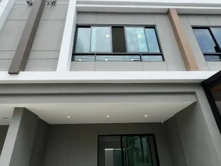 For rent 4 bedrooms townhouse in Bang Khen, Bangkok