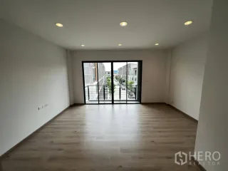 For rent 4 bedrooms townhouse in Bang Khen, Bangkok