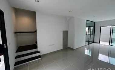 For rent 4 bedrooms townhouse in Bang Khen, Bangkok
