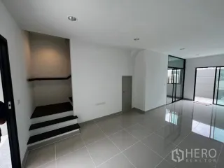 For rent 4 bedrooms townhouse in Bang Khen, Bangkok