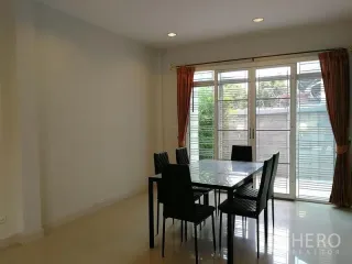 For rent 3 bedrooms townhouse in Chom Thong, Bangkok