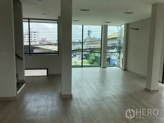出租 4 卧室 联排别墅 在 Huai Khwang, 曼谷