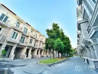 Casa adosada en alquiler de 3 habitaciones en Khlong Toei, Bangkok