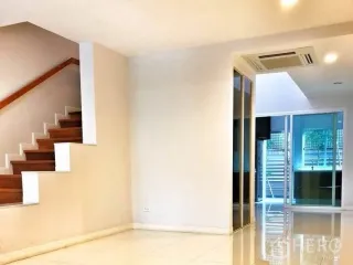 Casa adosada en alquiler de 3 habitaciones en Khlong Toei, Bangkok