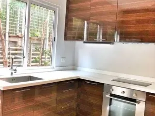 Casa adosada en alquiler de 3 habitaciones en Khlong Toei, Bangkok