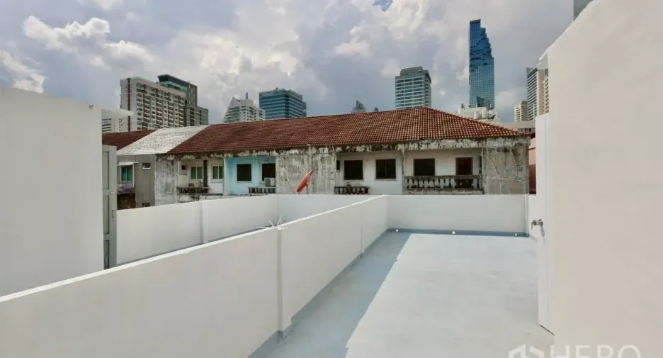 For rent studio townhouse in Sathon, Bangkok