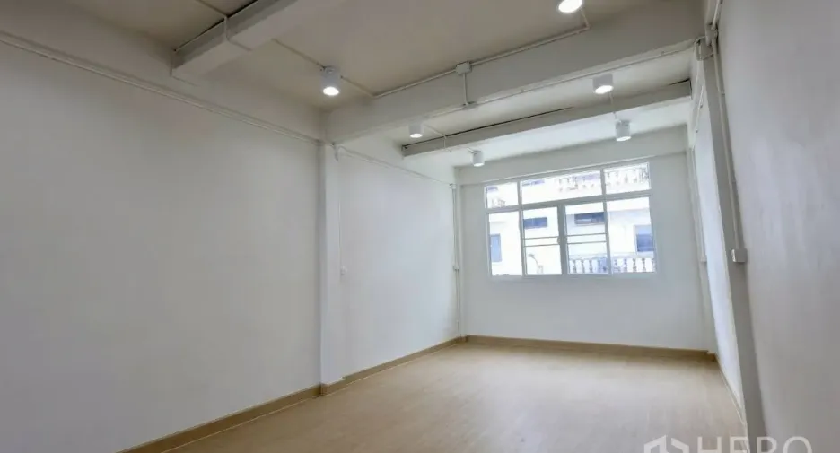 For rent studio townhouse in Sathon, Bangkok
