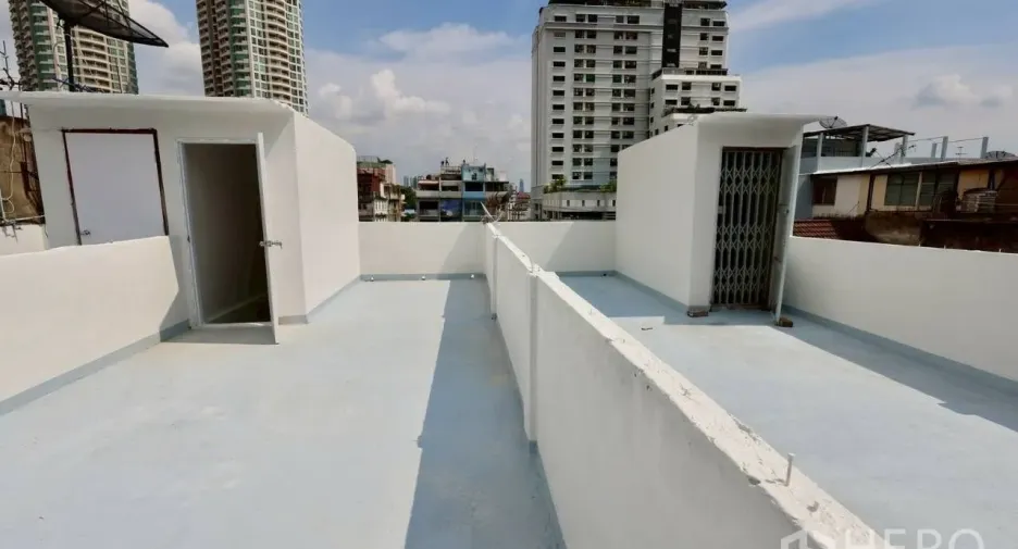 For rent studio townhouse in Sathon, Bangkok