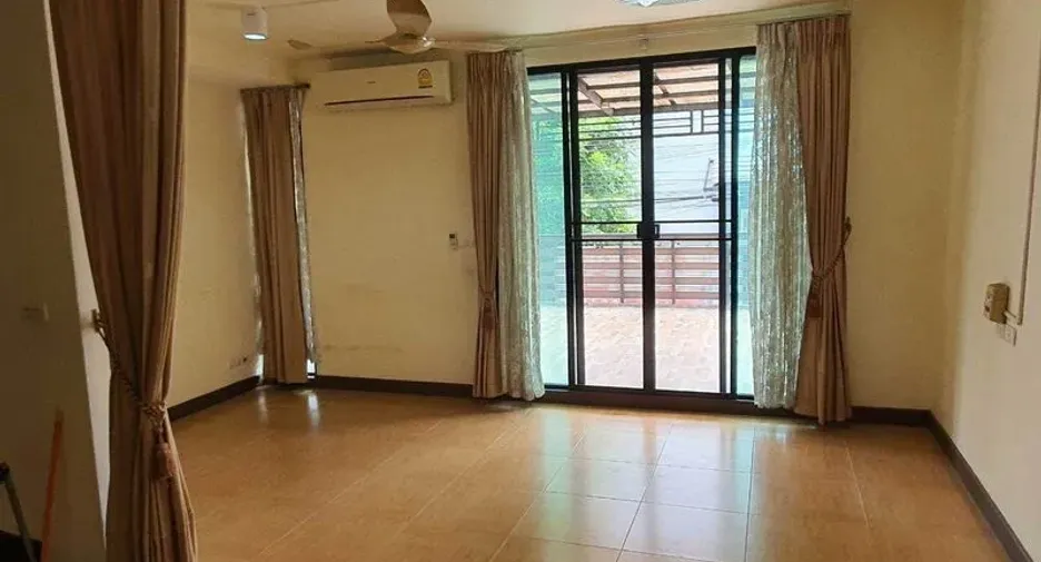 Casa adosada en venta de 3 habitaciones en Suan Luang, Bangkok