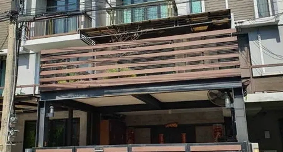 Casa adosada en venta de 3 habitaciones en Suan Luang, Bangkok