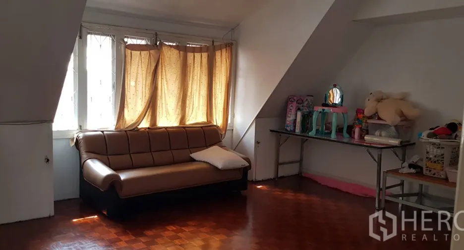 Casa adosada en alquiler de 3 habitaciones en Phra Khanong, Bangkok