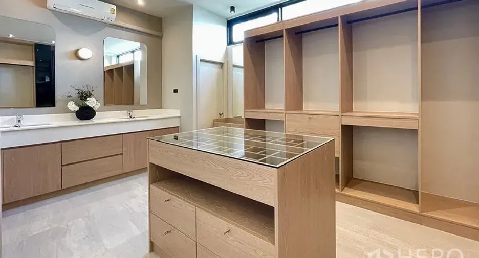 For sale 3 bedrooms townhouse in Watthana, Bangkok