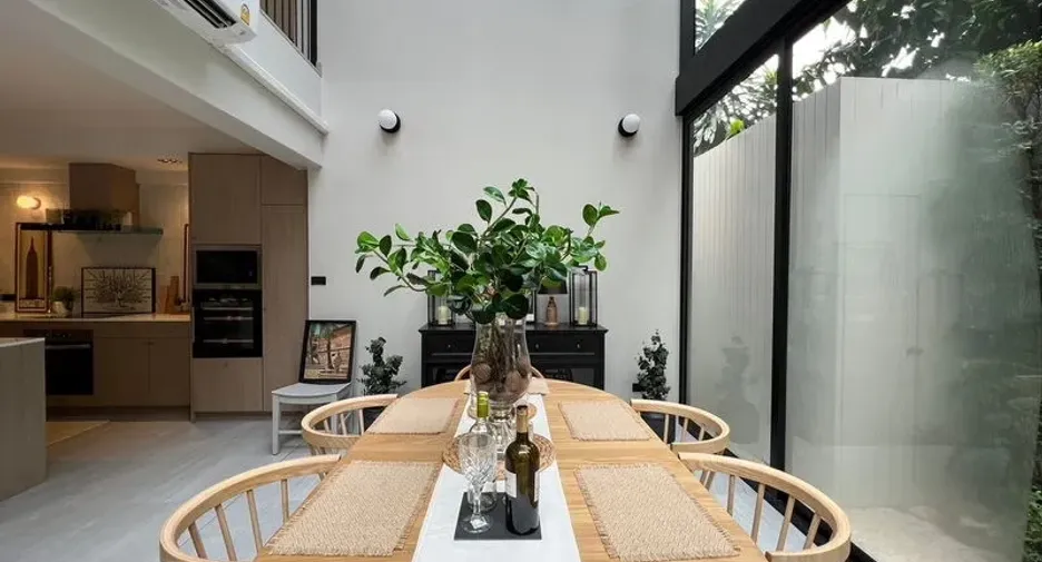 For sale 3 bedrooms townhouse in Watthana, Bangkok