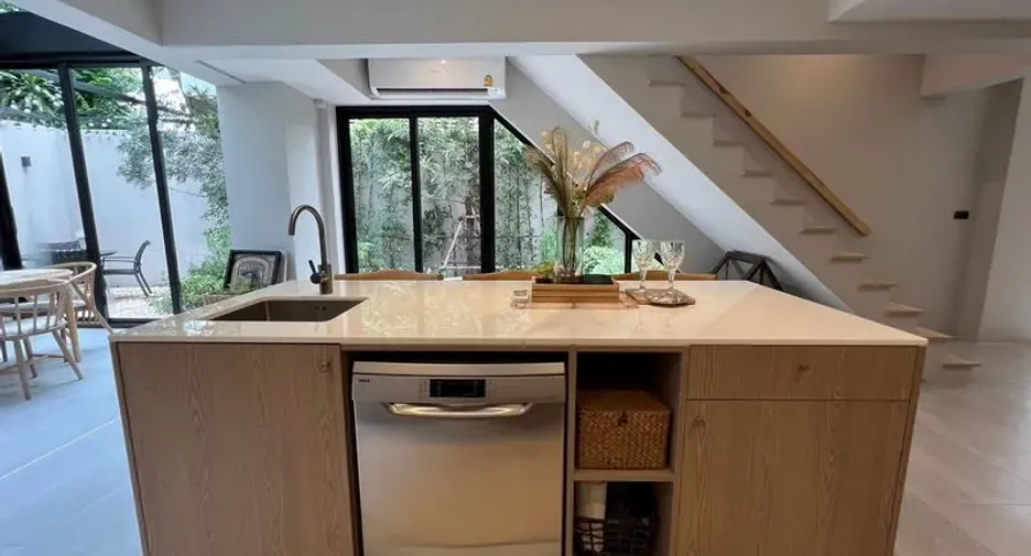 For sale 3 bedrooms townhouse in Watthana, Bangkok