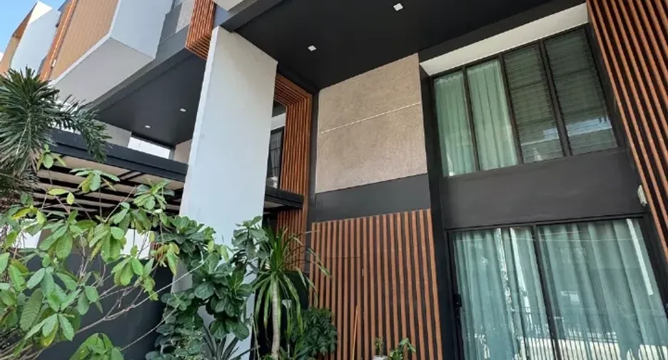 出租 3 卧室 联排别墅 在 Suan Luang, 曼谷