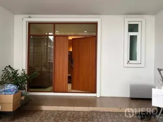 For rent 4 bedrooms townhouse in Yan Nawa, Bangkok