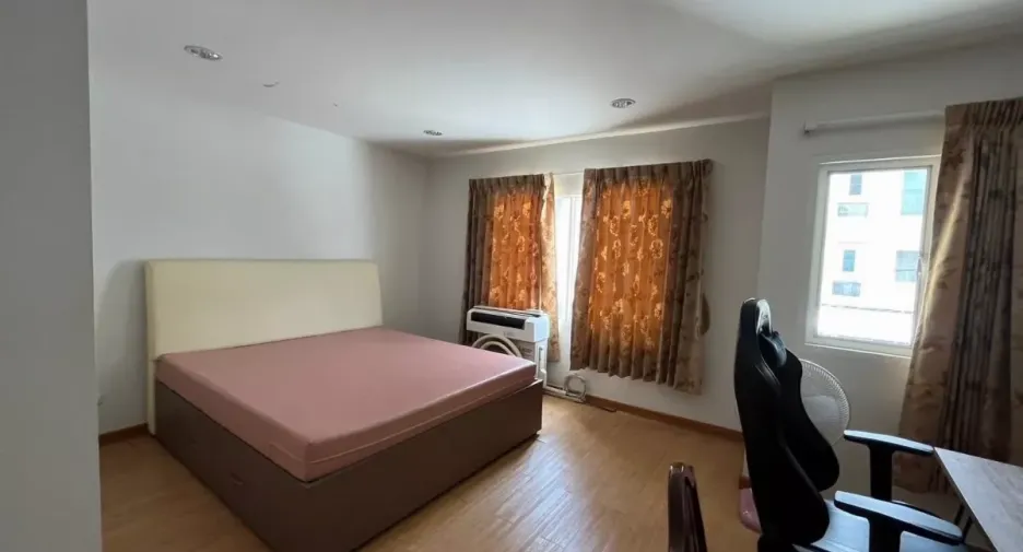 For rent 4 bedrooms townhouse in Bang Kho Laem, Bangkok
