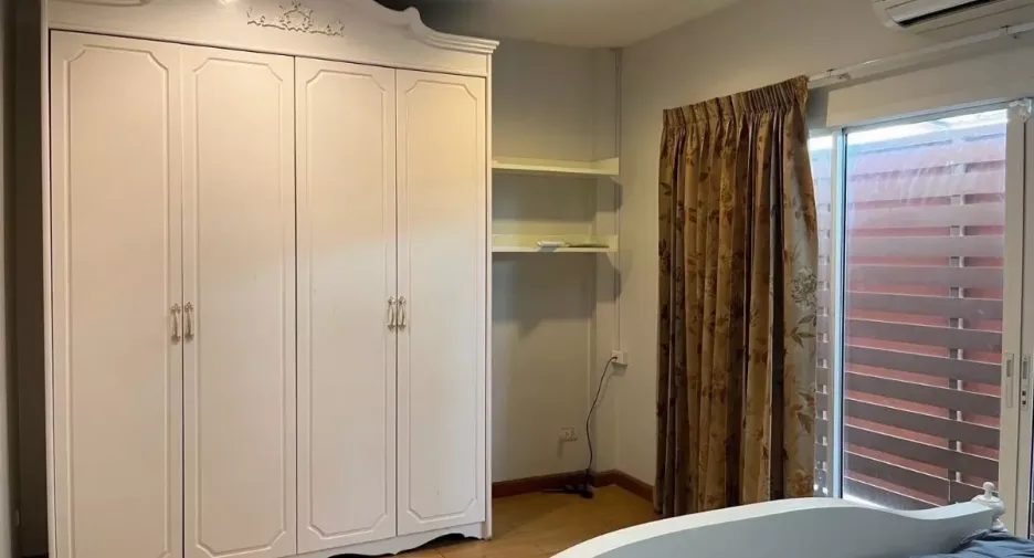 For rent 4 bedrooms townhouse in Bang Kho Laem, Bangkok