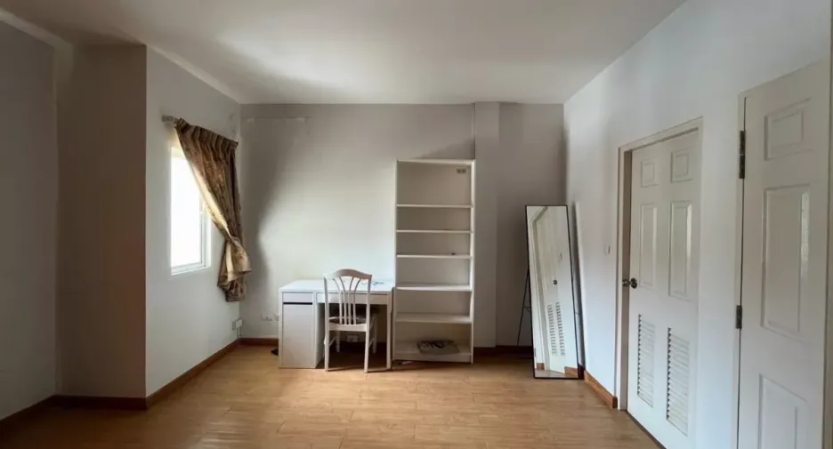 For rent 4 bedrooms townhouse in Bang Kho Laem, Bangkok