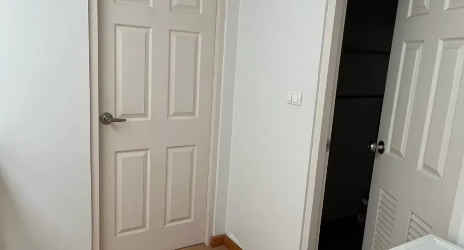 For rent 4 bedrooms townhouse in Bang Kho Laem, Bangkok