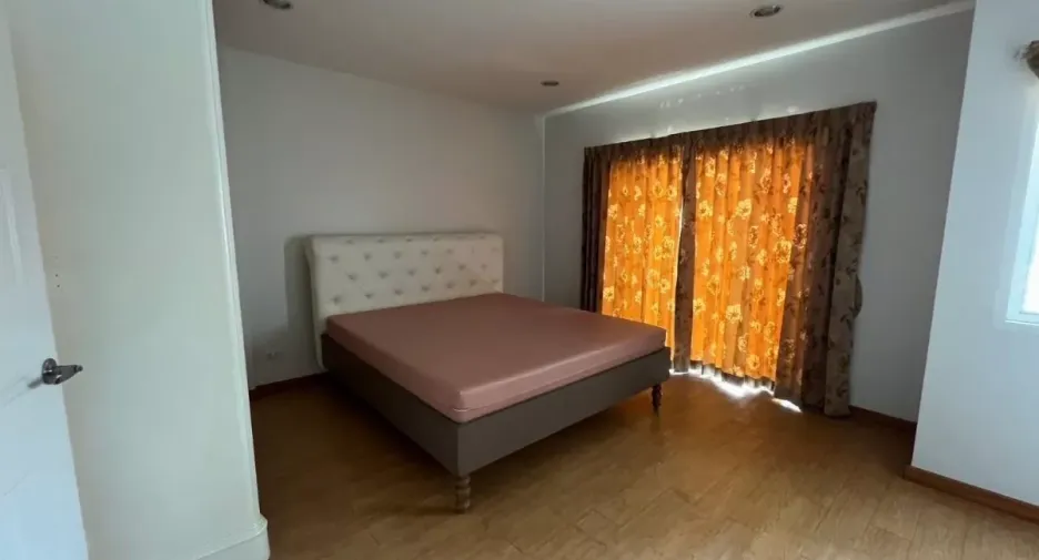 For rent 4 bedrooms townhouse in Bang Kho Laem, Bangkok