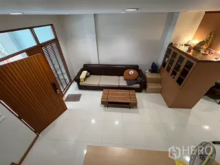 For rent 4 bedrooms townhouse in Yan Nawa, Bangkok