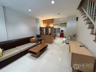 For rent 4 bedrooms townhouse in Yan Nawa, Bangkok