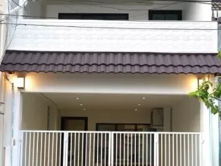 Casa adosada en alquiler de 3 habitaciones en Huai Khwang, Bangkok