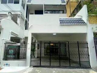 For rent 6 bedrooms townhouse in Huai Khwang, Bangkok